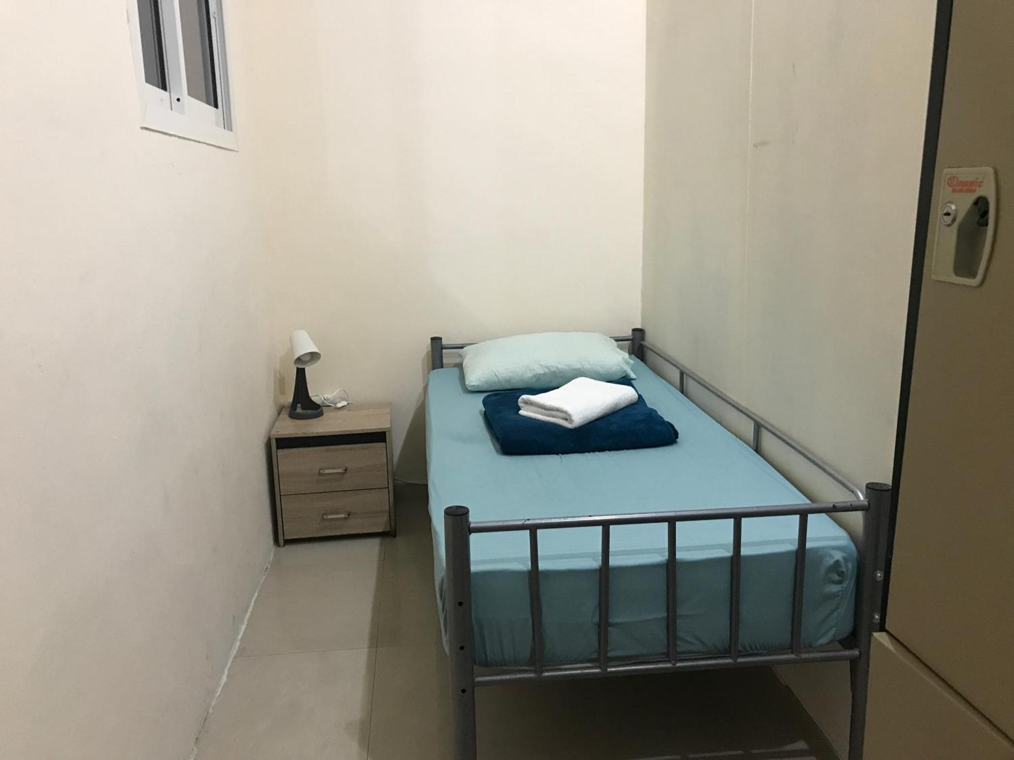 Backpacker'S Bed - No Parking Space 阿布扎比 外观 照片